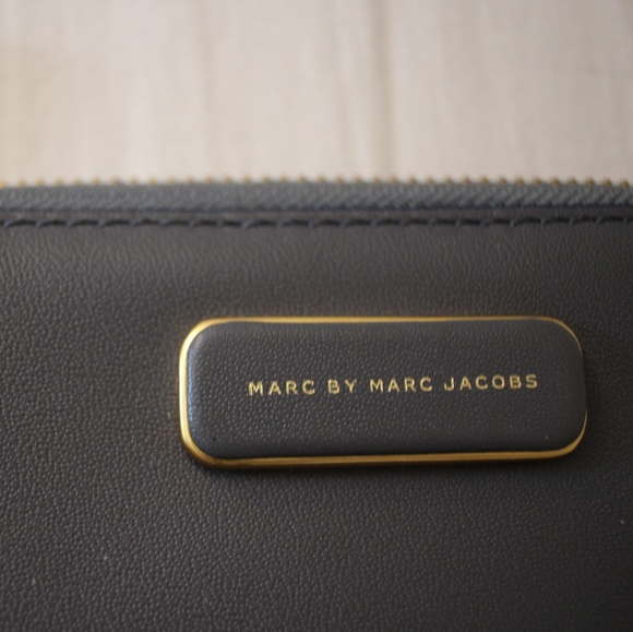 Marc by Marc Jacobs Liegero Wingman Wristlet - Picture 3 of 8